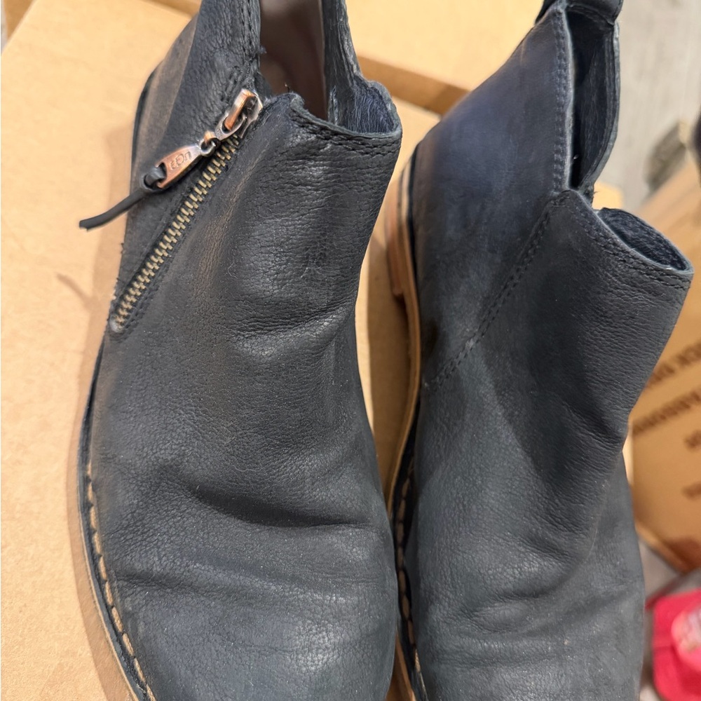 UGG Clementine Sheepskin Black Leather Women's Zip Up ankle Boots. SIZE 8